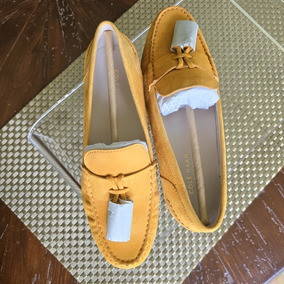 Cole Haan Yellow Gold Moccasin Flats. Used in good condition - Picture 3 of 11